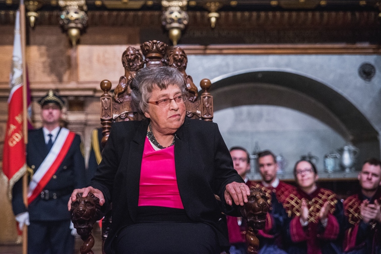 Prof Swiatecka podczas uroczystosci wreczenia Medalu Sw Wojciecha